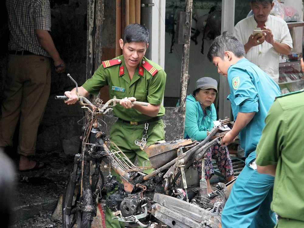 Vụ cháy ở đường Lê Văn Sỹ: Căng mắt tìm manh mối ảnh 10